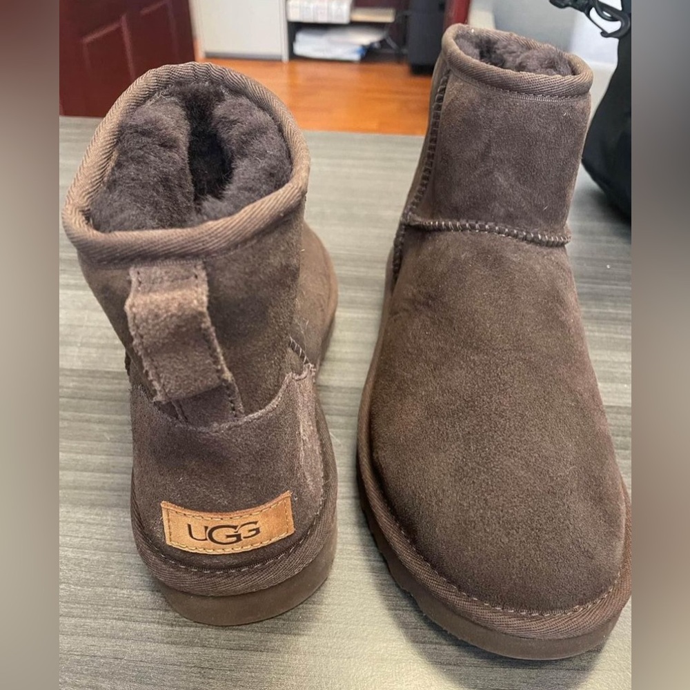 BRAND NEW UGG Classic Mini boot, Women’s Size 8, Color: Burnt Cedar